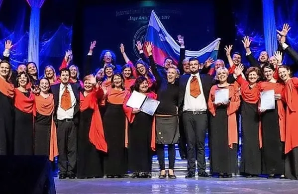 Komorni zbor Ipavska je v Tuzli navdušil strokovno žirijo in občinstvo ter ganil tam živeče slovenske rojake. 
