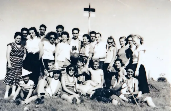 Mladi  iz Hrpelj in Kozine, ki so se tistega poletnega večera leta 
1957 podali na Slavnik, da bi naslednji dan pomagali pri otvoritvi 
Tumove koče, si najbrž niti v sanjah niso predstavljali, da bodo s 
tem postavili zametke za tradicionalni nočni pohod na Slavnik. 