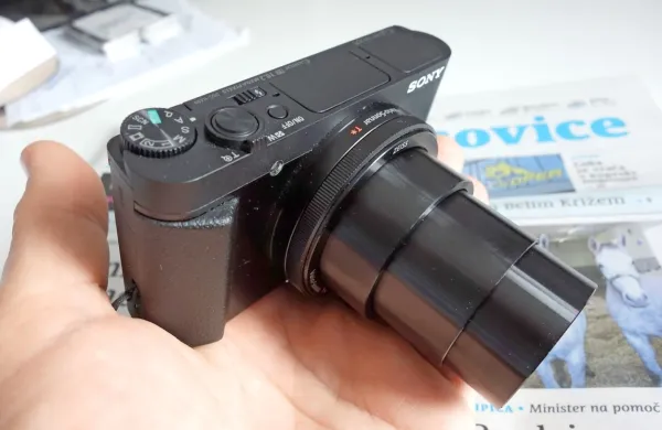 Sony HX 99 z zoomom, iztegnjenim do konca, nam sede v dlan.