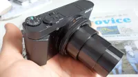Sony HX 99 z zoomom, iztegnjenim do konca, nam sede v dlan.