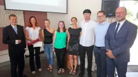 Zoran Stančič, vodja predstavništva Evropske komisije v Sloveniji 
(levo) in Rado Pišot, direktor ZRS Koper (desno) s prejemniki 
priznanja Glasnik znanosti iz Inštituta za družboslovne študije:  
predstojnico Matejo Sedmak, Barbaro Gornik, Ksenijo Perković, 
Zorano Medarić, Blažem Lenarčičem in Kristijanom Nemcem (z 
leve).  