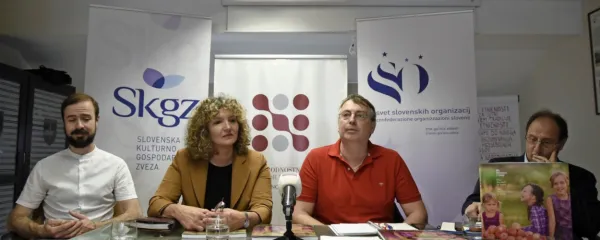 Publikacijo Mi, Slovenci v Italiji, so predstavili (z leve): Martin 
Lissiach, Ksenija Dobrila,  Walter Bandelj in Julijan Čavdek. 