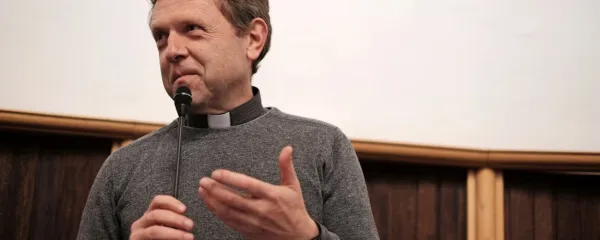 Janez Kavčič se z eksorcizmom poklicno ukvarja že sedem let. Na 
teden sprejme od pet do deset oseb, ki potrebujejo njegovo 
pomoč.