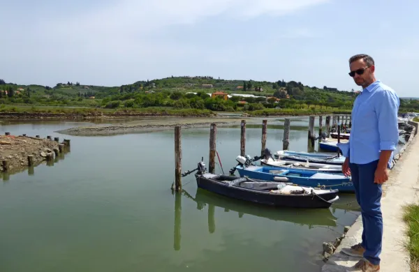 Robert Smrekar na nasipu v pretočnem kanalu ob  laguni, ki ga 
bodo obnovili. Nasipi  ob reki Roja so  na novo urejeni in visoki, tisti 
v solinah pa nizki.   