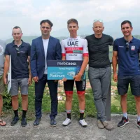 Ožja športna ekipa včerajšnje predstavitve (od leve): koordinator spremljajočega programa Miha Mačus, kolesar novogoriškega  Mebla 
Jogi Pro Concrete Kristjan Hočevar, novogoriški podžupan (zadolžen tudi za šport) Simon Rosič, kolesar Tadej Pogačar,  direktor 
družbe Meblo  INT Rok Lozej in  slovenski adut za vrh dirke, nekaj časa rožnati na Giru, Jan Polanc.