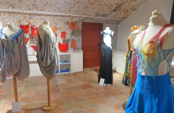 Živeti z idrijsko čipko, retrospektivna razstava oblačil in perila s
čipko oblikovalke Urške Pirc v mali grajski galeriji.