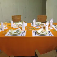 Eden od množice pogrinjkov za srečevanje ob praznični mizi 
Društva klekljaric idrijske čipke, sekcije Godovič, Črni Vrh.