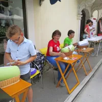 Tudi  ulični prikaz klekljanja je v domeni društva klekljaric idrijske 
čipke (na fotografiji sekcija Ledine).