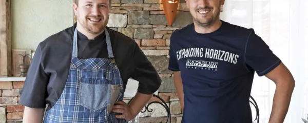 Marko Gorela (levo) in Jasmin Kogoj, gostitelja v Kužini Stara šola v Kortah