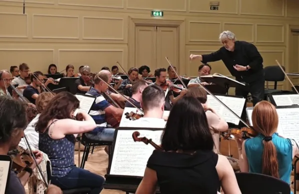 Plácido Domingo, tokrat kot dirigent,  pred razprodanim ponedeljkovim koncertom  vadi z glasbeniki v Ljubljani. 