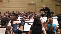 Plácido Domingo, tokrat kot dirigent,  pred razprodanim ponedeljkovim koncertom  vadi z glasbeniki v Ljubljani. 