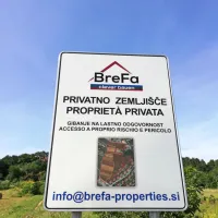 Družba BreFa je pred svoje zemljišče postavila tudi obvestilno 
tablo. 