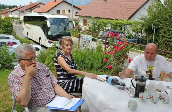Člani civilne iniciative (na fotografiji z leve z Andrej Matičič, Silva Sajovic, Vladimir Slejko)  so problematiko 
predstavili na vrtu ene od hiš, kjer smo se lahko o gostoti prometa in hrupu  prepričali iz prve roke.