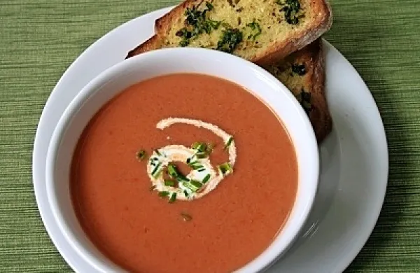 Paradižnikova juha s koščkom popečenega polnozrnatega kruha
