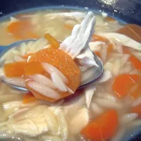 Lahko prebavljiv obrok - mineštra s koški piščančjih prsi. 