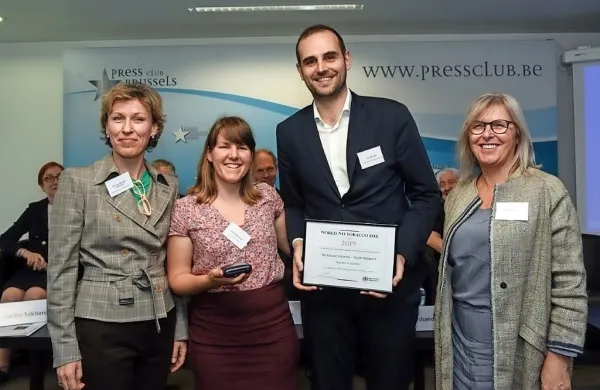 Podelitev nagrade SZO (z  leve):  Kristina Mauer-Stender, visoka 
predstavnica SZO za Evropo,  Urška Erklavec in Jan Peloza iz  Brez 
izgovora Slovenija in Leen Meulenbergs, visoka predstavnica SZO 
za Evropo. 
