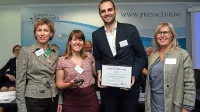 Podelitev nagrade SZO (z  leve):  Kristina Mauer-Stender, visoka 
predstavnica SZO za Evropo,  Urška Erklavec in Jan Peloza iz  Brez 
izgovora Slovenija in Leen Meulenbergs, visoka predstavnica SZO 
za Evropo. 