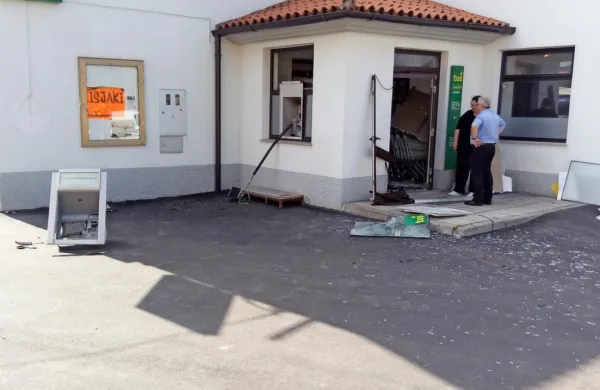 Zaradi eksplozije  je  nastala  materialna  škoda  tako  na  bankomatu 
kot  na objektu Tuševe trgovine.