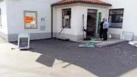 Zaradi eksplozije  je  nastala  materialna  škoda  tako  na  bankomatu 
kot  na objektu Tuševe trgovine.