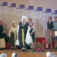 Rožana Koštiál je odrasla z ljubeznijo do šavrinskega narečja  ali, 
kot pravi sama, prenesla se je “iz mleka v kri”.