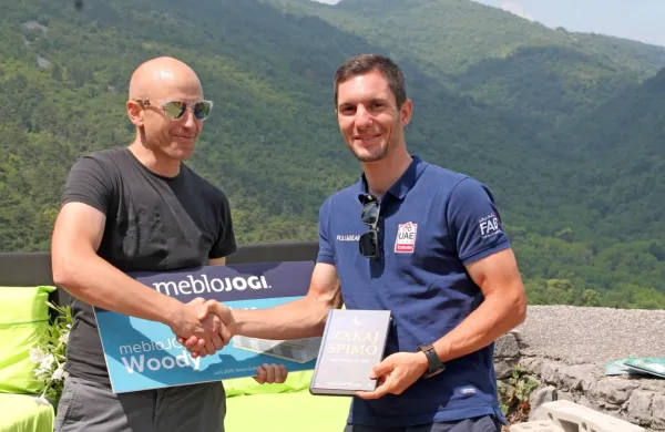 Na Giru dva dni rožnati Jan Polanc (desno) je iz rok strokovnega 
sodelavca novogoriških organizatorjev, nekdanjega kolesarja Roka Lozeja, dobil to, kar bodo dirkači po etapah najbolj potrebovali 
-  posteljo in knjigo o spanju.