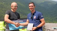 Na Giru dva dni rožnati Jan Polanc (desno) je iz rok strokovnega 
sodelavca novogoriških organizatorjev, nekdanjega kolesarja Roka Lozeja, dobil to, kar bodo dirkači po etapah najbolj potrebovali 
-  posteljo in knjigo o spanju.
