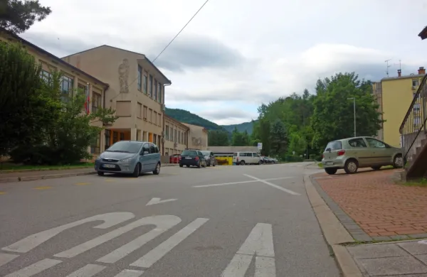 Omejitev parkiranja naj bi uvedli tudi pred vrtcem v Kanalu. 