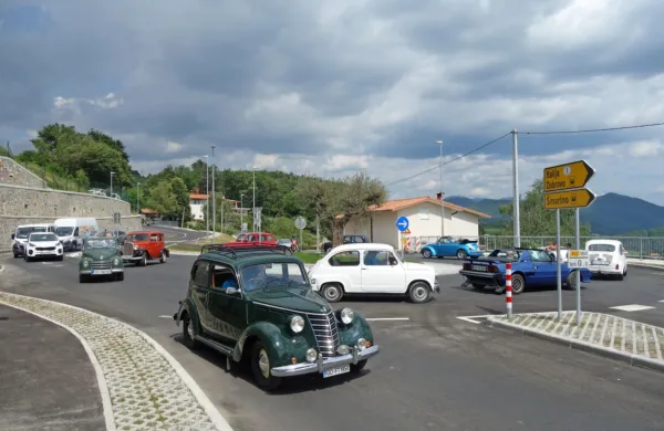Po krožišču so včeraj zapeljali tudi starodobniki. 