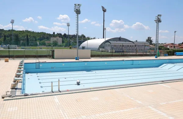 Delavci so  popravili cev in upajo, da bo to odpravilo težave. Vsi pa se zavedajo, da bo potrebna 
celovita sanacija mestnega bazena. 