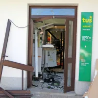 Storilci so  v Senožečah pustili pravo razdejanje, veliko škode je  
nastalo tudi v trgovini.