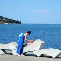 Na Semedelski promenadi v Kopru se sprehajalci radi pomudijo ob valovih Gail C. Morris.  