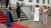 Klasična obleka s čipko ni v slogu  pevke Raiven (levo), a je požela navdušenje Idrijčanov.