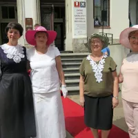 Idrijske čipkarice so se v svojih izvirnih  oblačilih  prav dobro znašle 
med bolj izkušenimi ljubiteljskimi gledališčniki.