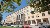 Letos bodo začeli obnavljati streho novogoriške mestne hiše, prihodnje leto pa še stavbno pohištvo. 
“Stavba je v kritičnem stanju, neodgovorno je, da je ne bi začeli prenavljati,” je dejal Miklavič.