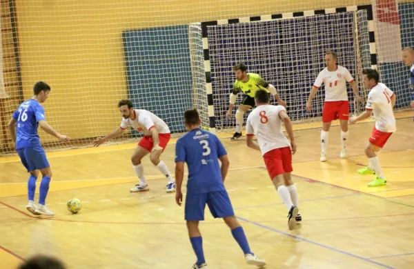 Rdeče-beli Oplast je - tako kot modri primorski tekmec Bronx - 
državno prvenstvo končal v četrtfinalu. 