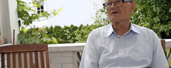 Dr. Janko Prunk poudarja, da je jezik najmočnejša vez, ki nas 
identificira in če se mu odpoveš, se odpoveš delu svoje biti.