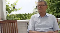 Dr. Janko Prunk poudarja, da je jezik najmočnejša vez, ki nas 
identificira in če se mu odpoveš, se odpoveš delu svoje biti.