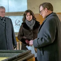 Jared Harris, Stellan Skarsgård in Emily Watson so opravili odlično delo, nasploh pa Harris v vlogi Valerija Legasova, ki je odločilno prispeval k zajezitvi hudih posledic jedrskega sevanja v Černobilu.