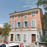 Od te stavbe s hišno številko 73 je po eksploziji ostal le kup 
ruševin. 