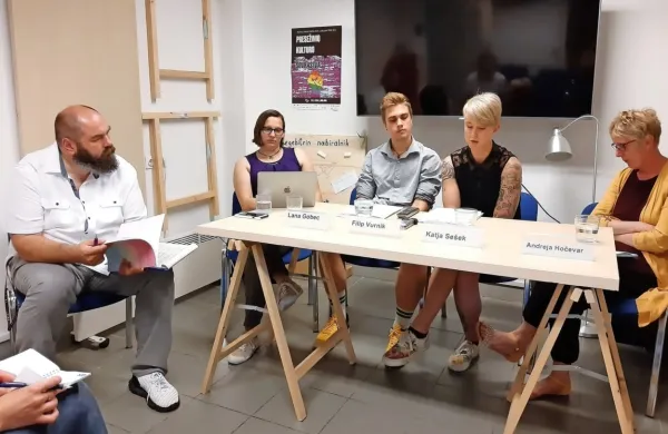 Priročnik Mavrica v žepu so v prostorih legebitre predstavili (z 
leve): Andreja Hočevar, Katja Sešek, Filip Vurnik, Lana Gobec in 
Mitja Blažič.   