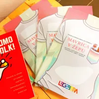 Priročniku Prebijamo molk! (2012), namenjen razpravi o homoseksualnosti in homofobiji v srednji šoli, sledi 
Mavrica v žepu,  priročnik za učitelje in mladinske delavce, ki pri LGBT+ temah uporabljajo umetniška orodja.