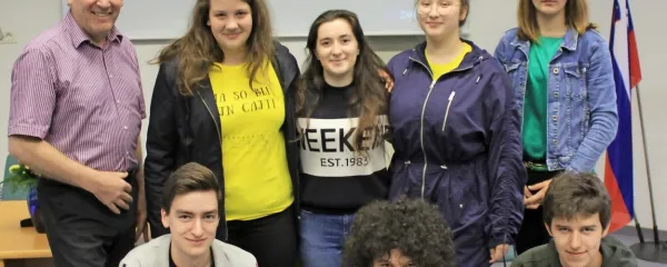 Ajdovski raziskovalci prof. Alojz Grahor, Eva Šabec, Eva Brumat, 
Lea Katavič in prof. Kristina Prosen (stojijo z leve) ter Domen Vovk, 
Samo Fučka in Matevž Boštjančič (z leve v ospredju).