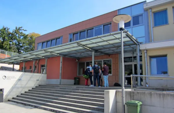 Trije predstavniki staršev v svetu sežanske osnovne šole, ki so 
zadnjo sejo  protestno  zapustili in napovedali svoj odstop, bodo po 
izraženi podpori staršev nadaljevali delo.