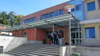 Trije predstavniki staršev v svetu sežanske osnovne šole, ki so 
zadnjo sejo  protestno  zapustili in napovedali svoj odstop, bodo po 
izraženi podpori staršev nadaljevali delo.