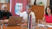 Izvajanje participatornega proračuna so predstavili (z leve) Matic 
Primc, predsednik  Organizacije za participatorno družbo, župan 
Igor Marentič in  direktorica občinske uprave Marina Rebec.