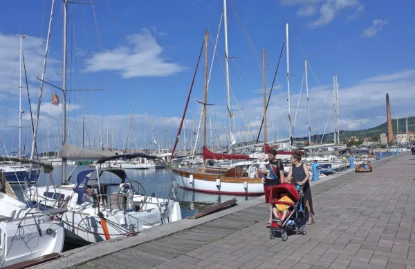 Marina v Izoli ima 635 privezov, zasedenih naj bi bilo 85 odstotkov, 
skoraj 100 jih je v lasti Skata, torej Galeb grupa. Z načrtovanim  
pomolom B  bi jih lahko uredili  še 180.  
