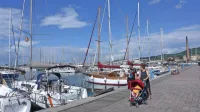 Marina v Izoli ima 635 privezov, zasedenih naj bi bilo 85 odstotkov, 
skoraj 100 jih je v lasti Skata, torej Galeb grupa. Z načrtovanim  
pomolom B  bi jih lahko uredili  še 180.  
