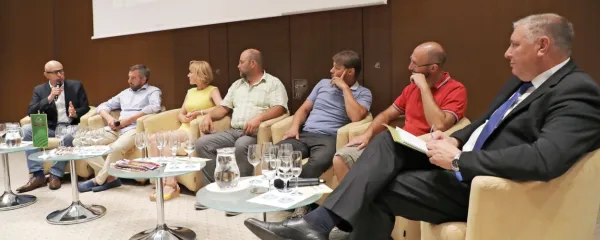 Na pogovoru o vinu ob vinu so nizali misli (z desne) Branimir Radikon, Aleksi Štoka, Tilen Praprotnik, Sebastijan 
Štemberger, Ingrid Saksida in Aleks Simčič, pogovor pa je povezoval novinar Sašo Dravinec.