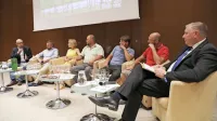 Na pogovoru o vinu ob vinu so nizali misli (z desne) Branimir Radikon, Aleksi Štoka, Tilen Praprotnik, Sebastijan 
Štemberger, Ingrid Saksida in Aleks Simčič, pogovor pa je povezoval novinar Sašo Dravinec.