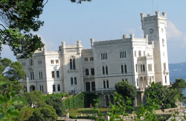 Turisti v Proseku zaman iščejo smerokaze, ki bi jih usmerili do 
Miramara.